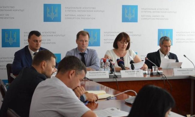 НАЗК повністю провалило роботу з деклараціями