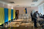 В Черновцах "кайдашева семья" устроила цирк на избирательном участке: "Вызывайте полицию!"