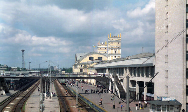 “Плохо получилась”: в Харькове сняли с поезда пассажирку с испорченным паспортом