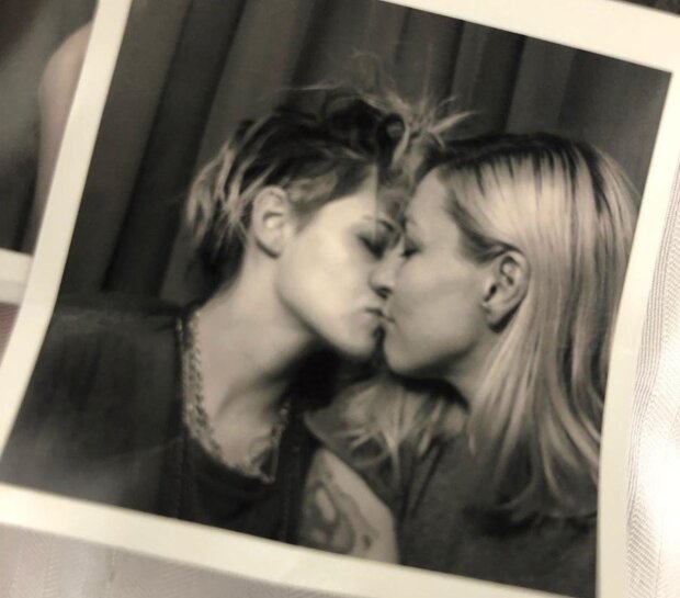 Кристен Стюарт целует девушку, фото с Instagram
