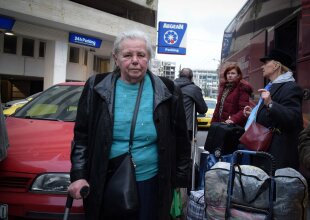 Пенсионерка с вещами