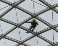 Британського "карлсона" зняли з даху після гучної вечірки