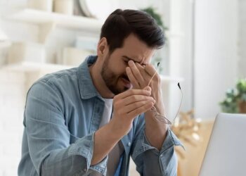 Мужчина, у которого болят глаза