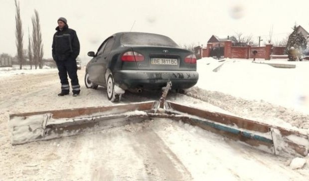 Жители Николаева самостоятельно взялись за уборку снега (фото) 