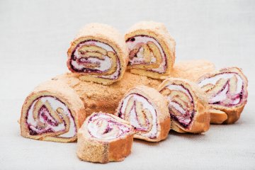 Идеально к чаю: бисквитный рулет с вареньем за 20 минут
