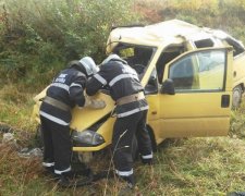 Поїзд "Київ-Івано-Франківськ" зніс автомобіль (фото)