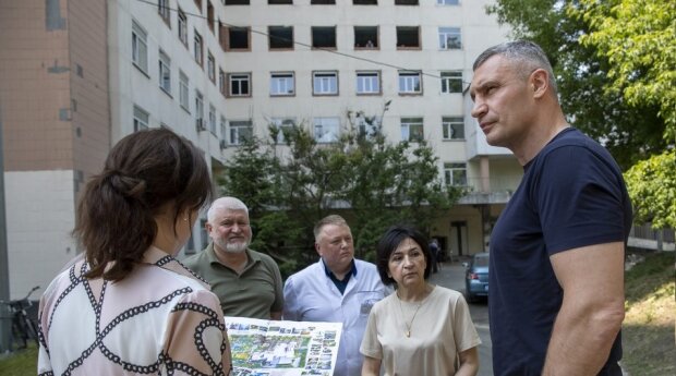 Кличко у скандального госпиталя, фото: официальный портал Киева