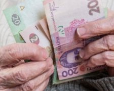 Чому не зростають українські пенсії
