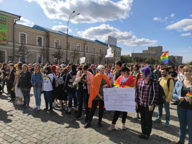 "Держите яйца!": озверевшие радикалы атаковали ЛГБТ-парад в Харькове