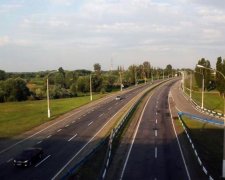 Ямы по колено: в сети показали жуткую дорогу на украинские курорты