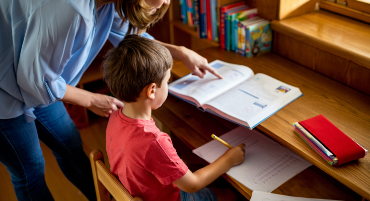 Дитина робить уроки. Фото з відкритих джерел