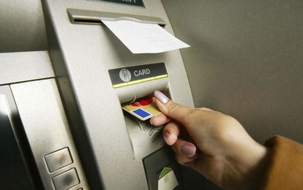 Банкомат зажував картку: причини і способи повернення