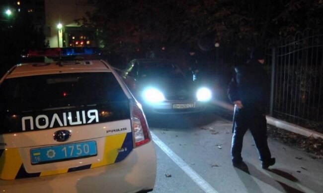 Одеські копи вночі оточили Державтоінспекцію