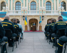 Виніс жінку з вогню: Зеленський потиснув руку запорізькому рятувальникові, - справжній герой