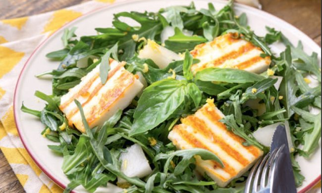 Теплий салат зі смаженим сиром: покроковий рецепт