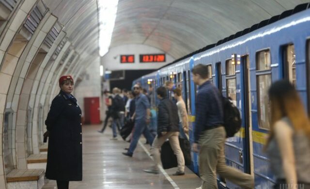 "Ніж у пузо ніхто не хоче?": у Києві неадекват вирішив покурити в метро, - скандальне відео