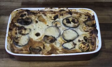 Грецька запіканка з м'ясом та соусом бешамель: фото скрін Ютуб