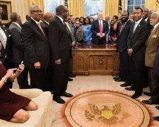 Радниця Трампа осідлала диван у позі наїзниці