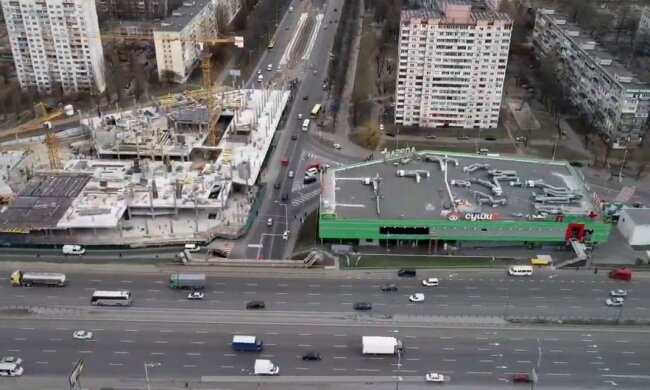 В Киеве ТЦ "отжал" кусок дороги у водителей - "Не заметили"