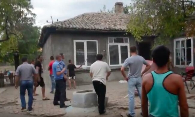 Местные жители пригрозили сжечь поселение цыган в Одесской области