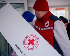 Волонтеры Красного Креста передают постельное белье и теплые одеяла жителям Киева