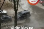 Київський Печерськ перетворився на "сауну" через діряві труби: люди тікають, машини варяться в окропі