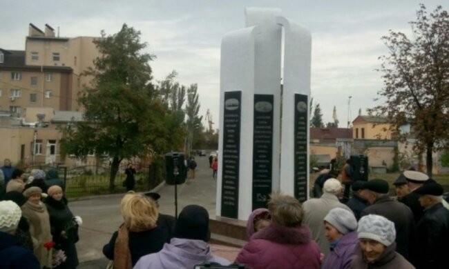 В Мариуполе установили памятник погибшим морякам (фото)