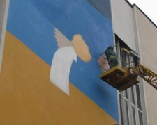 Стіну Маріупольської міськради прикрасив український пейзаж (фото)
