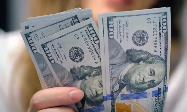 Доллары. Фото: скрин youtube