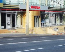 Який вигляд мають занедбані автосалони Донбасу