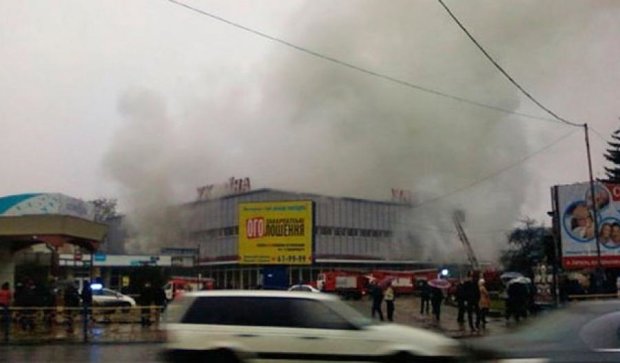В Ужгороді палає центральний універмаг "Україна" (фото, відео) 