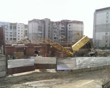 Будівельний кран у Львові впав на житловий будинок (фото)