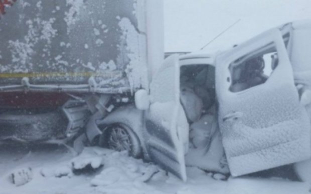 Белая смерть: в Словакии метель столкнула в кучу 40 авто