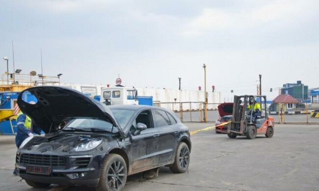 Власники фіктивної фірми, яка намагалася розмитнити 61 контейнер на Одеській митниці, тиснуть на ЗМІ, щоб прибрати інформацію про цю справу