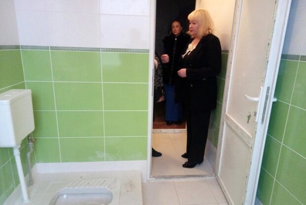 Вчителів школи переселили до туалету, несолодке життя педагогів зняли на камеру