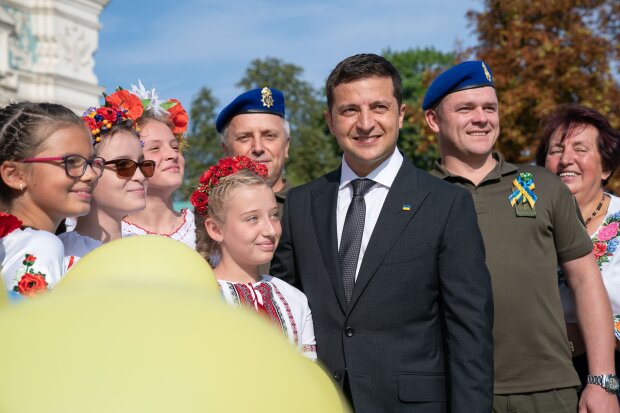 Янукович с венком явились украинцам в День Независимости: Зеленский выдал черную шутку перед миллионами