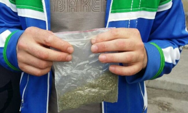 Полицейские заставляли наркоманов продавать наркотики 