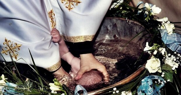 крещение ребенка, фото Ziardesuceava.ro