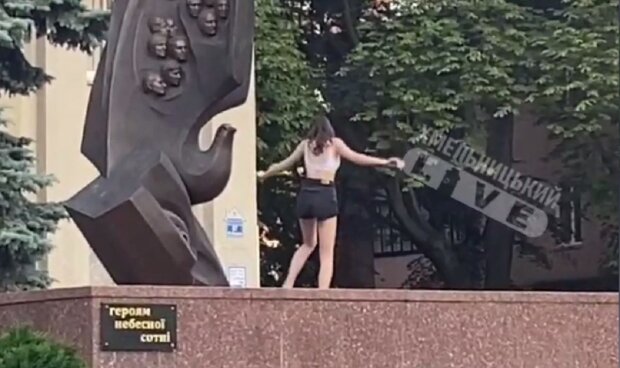 Танці на пам'ятнику, скріншот: Telegram