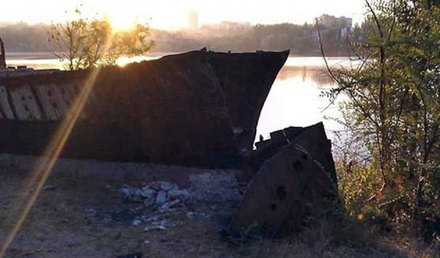 Террористы "ДНР" уничтожают единственный корабль в  Донецке 