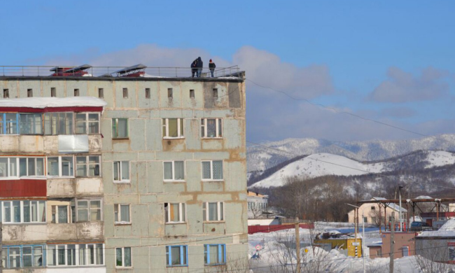 Малолетние изверги вышвырнули беспомощного из окна многоэтажки и похвастались в соцсетях