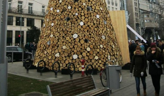 В Венгрии елку сделали из бревен (фото)