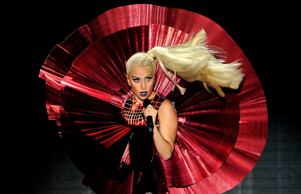 Леди Гага так увлеклась горячим танцем, что рухнула с двухметровой высоты: видео