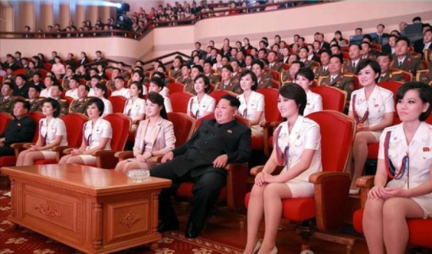 Ким Чен Ын показал свою живую жену (фото) 