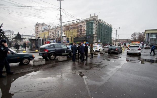 Автокатастрофа в Дніпрі: завантажена фура протаранила парковку з людьми