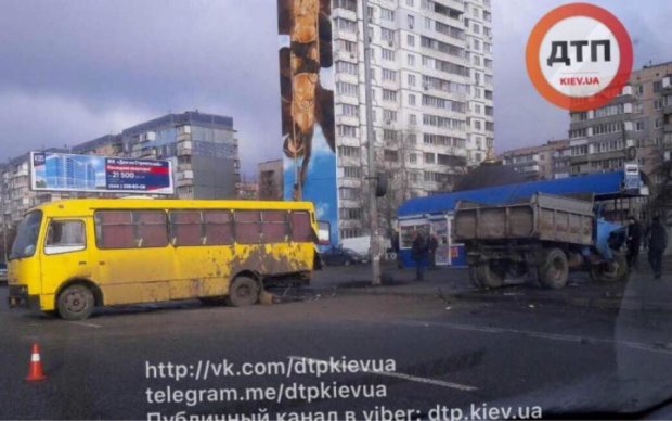 В Киеве ЗИЛ протаранил маршрутку и влетел в остановку 