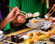 Опасное японское блюдо: какую угрозу представляют суши для человеческого здоровья