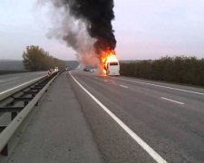 Все вигоріло дотла: автобус з десятками паломників спалахнув на ходу