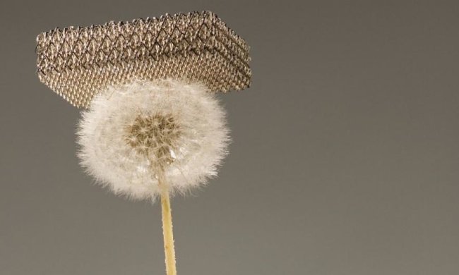 Boeing працює над створенням надлегкого металу (відео)