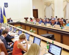 "Подвиг" Гройсмана: сім'ям загиблих АТОшників куплять кілька квартир за гроші українців